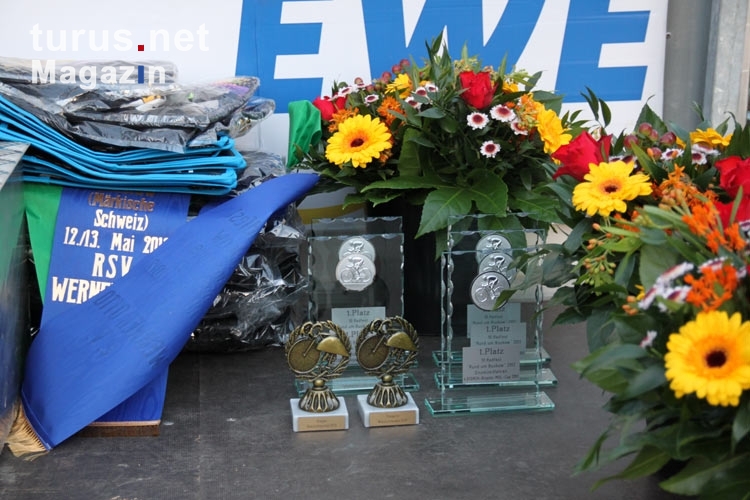 Blumen und Auszeichnungen für die Sieger des Einzelzeitfahrens in Buckow