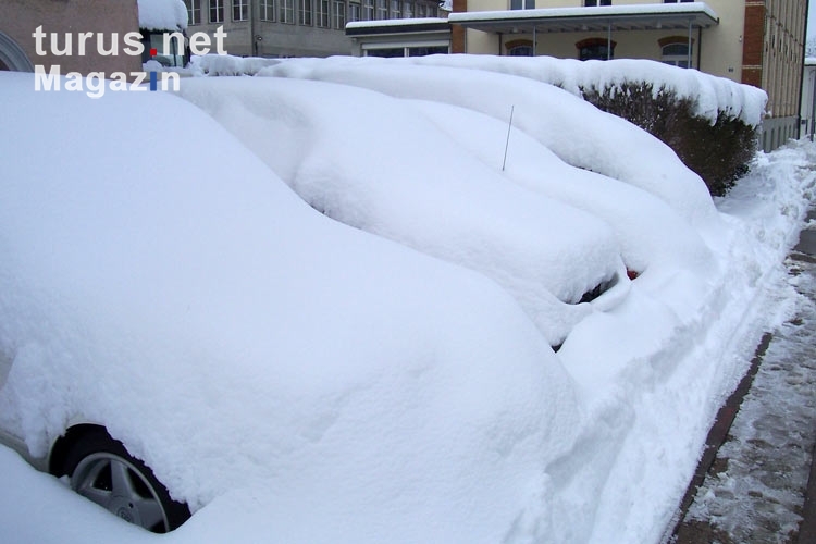 nix geht mehr: eingeschneite Autos