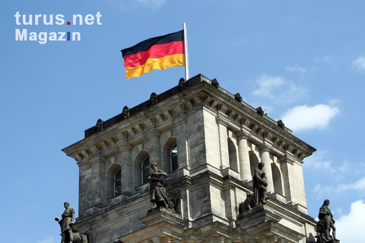 Deutschlandflagge auf dem Reichstag