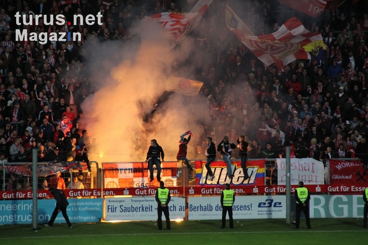 RWE Fans zünden Pyro im Pokalfinale 2012
