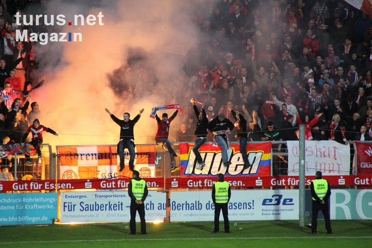 RWE Fans zünden Pyro im Pokalfinale 2012