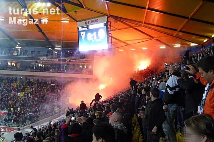 Pyrotechnik im Gästebereich des Tivoli: Eintracht Frankfurt feiert den Aufstieg