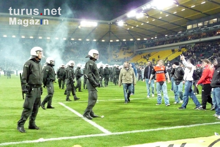 Platzsturm in Aachen: Fans / Ultras von Eintracht Frankfurt feiern den Aufstieg 2011/12