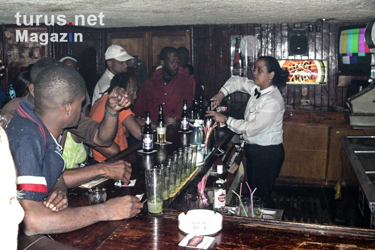 in einer Bar in Havanna