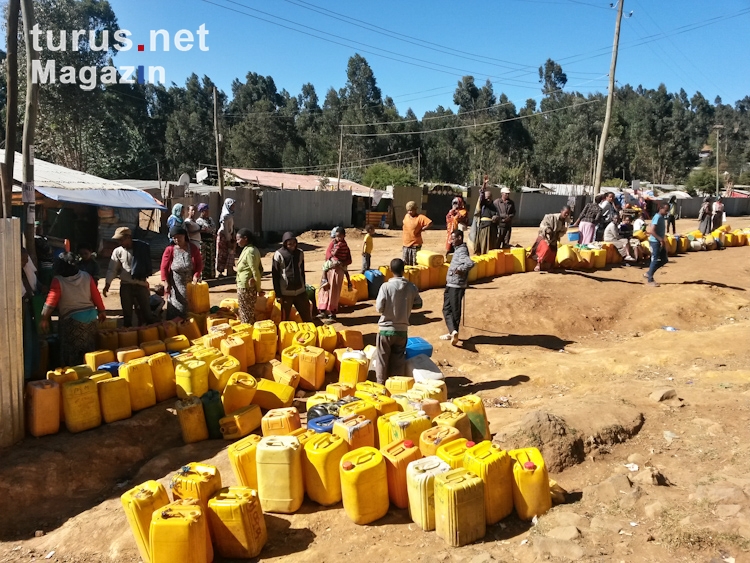 Gelbe Wasserkanister in Addis Abeba
