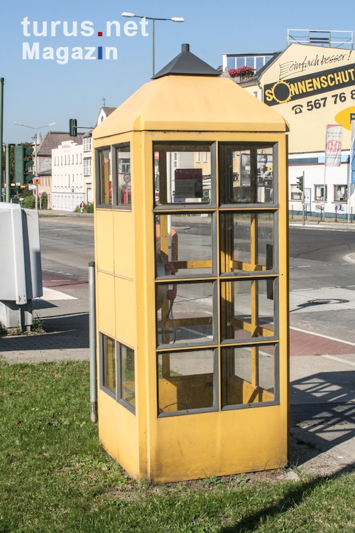 gelbe DDR-Telefonzelle