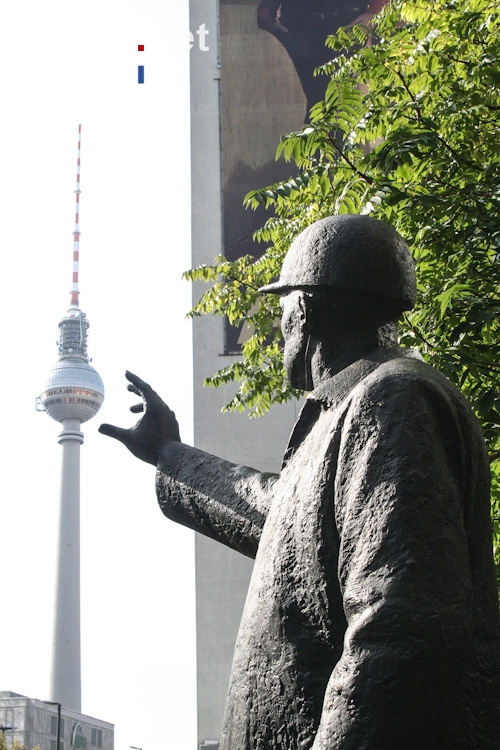 der Griff zum Berliner Fernsehturm