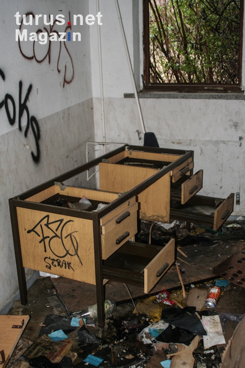 alter Schreibtisch in einer Ruine