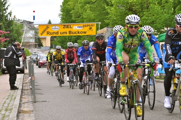 Eliterennen Radfest Rund um Buckow 2012 - Abschnitt durch die Ortschaft