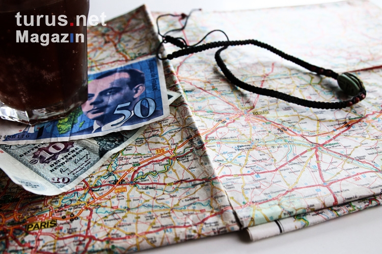 Landkarte und Geldscheine (DM und Franc)