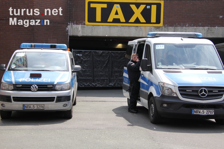 Taxi und Polizeifahrzeuge