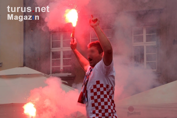 Pyrotechnik bei der EM 2012: Kroatische Fans zünden Bengalos in der Altstadt von Poznan