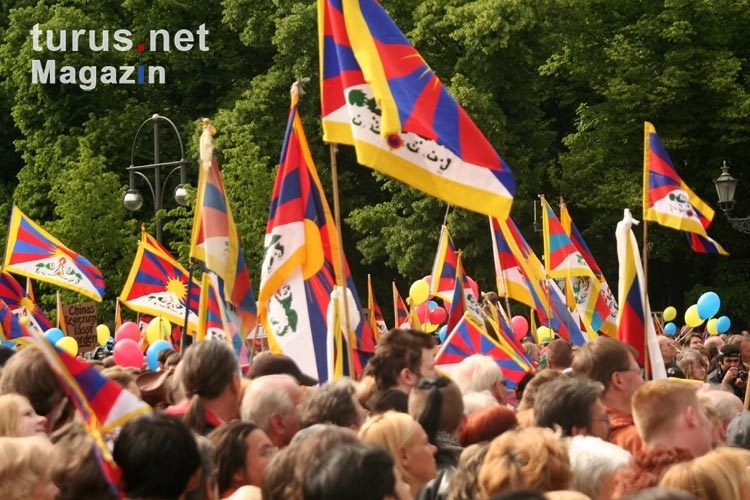 Tibet-Flaggen beim Besuch des Dalai Lama
