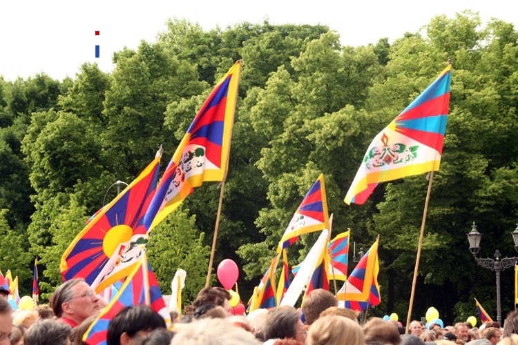 Tibet-Flaggen beim Besuch des Dalai Lama
