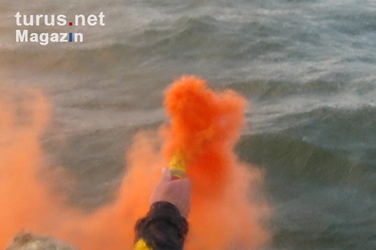 orange-rote Rauchfackel: Mayday auf hoher See...