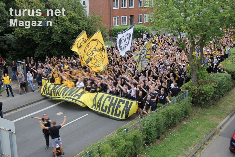 Aachen Fans Marsch DFB Pokal gegen Leverkusen