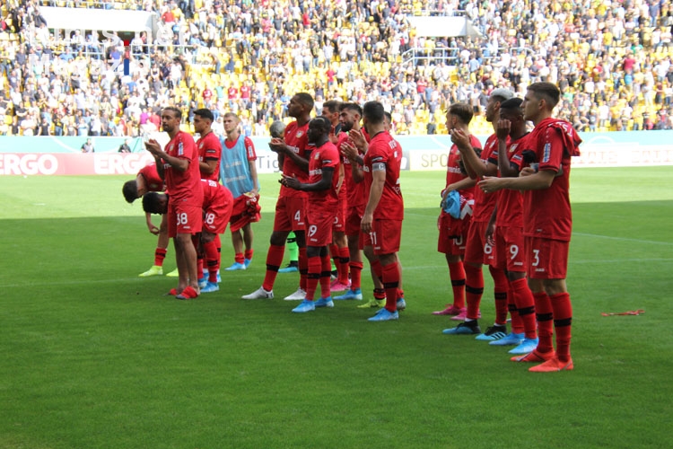 Leverkusen Fans und Spieler feiern Sieg in Aachen 2019