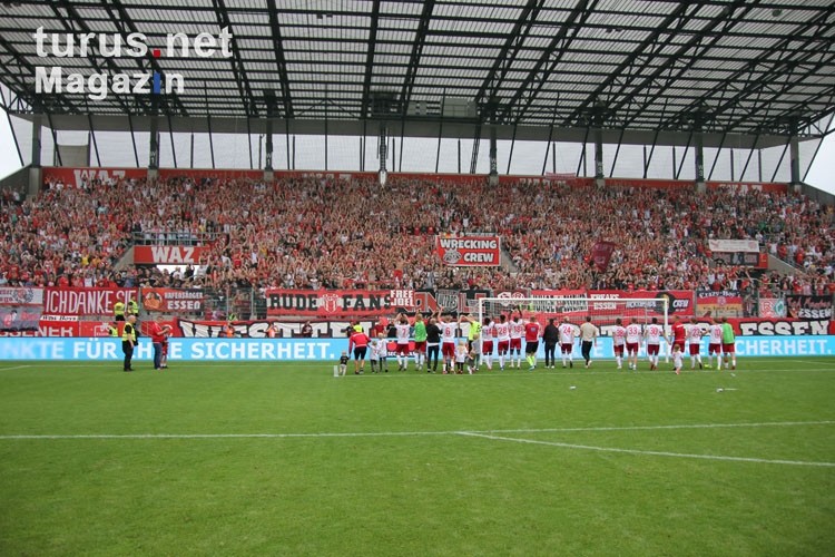 RWE Fans und Spieler feiern 3. Saisonsieg 11. August 2019