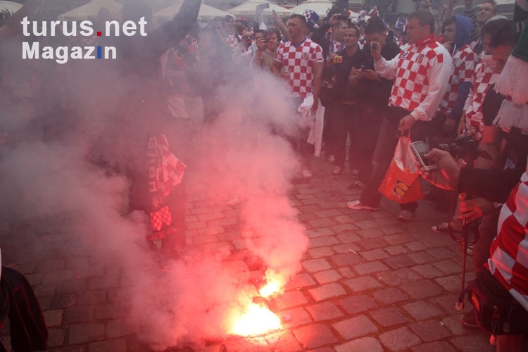 Euro 2012: Pyrotechnik darf bei den kroatischen Fußballfans nicht fehlen!