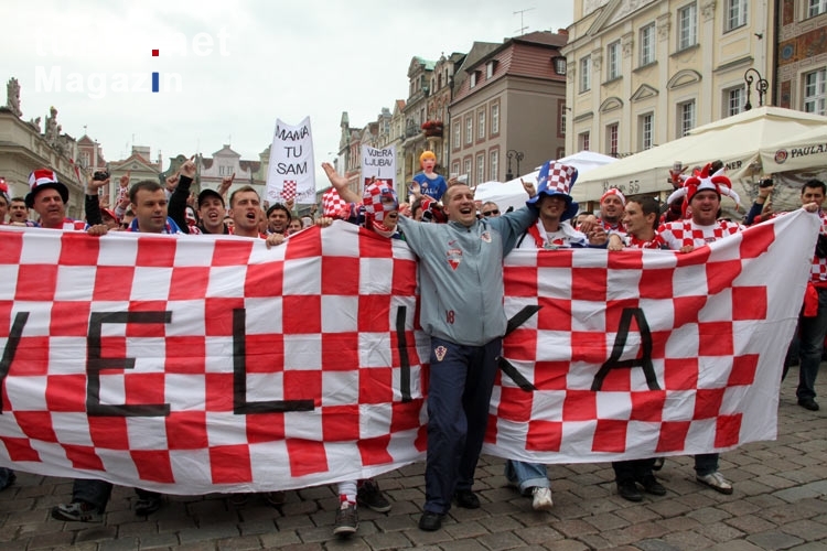 Kroatischer Banner-Marsch über den Marktplatz von Poznan