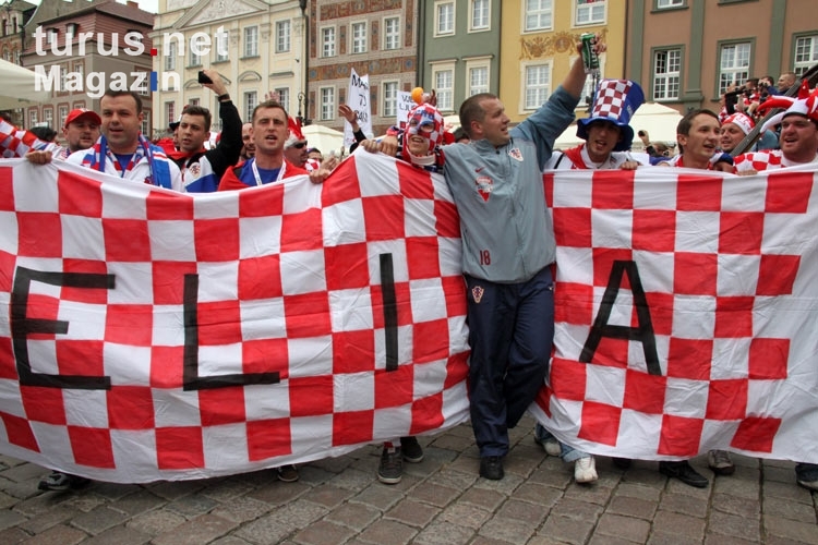 Kroatischer Banner-Marsch über den Marktplatz von Poznan