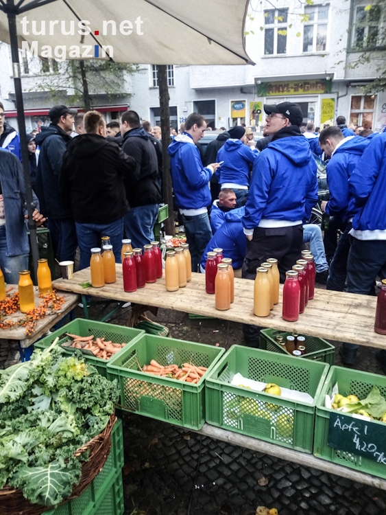 Hertha-Fans auf dem Wochenmarkt