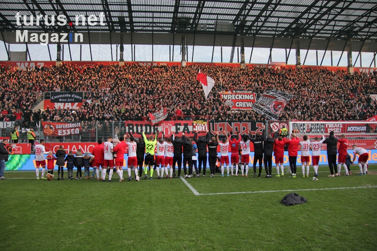 RWE Spieler feiern vor der West nach Sieg gegen Aachen 2019 