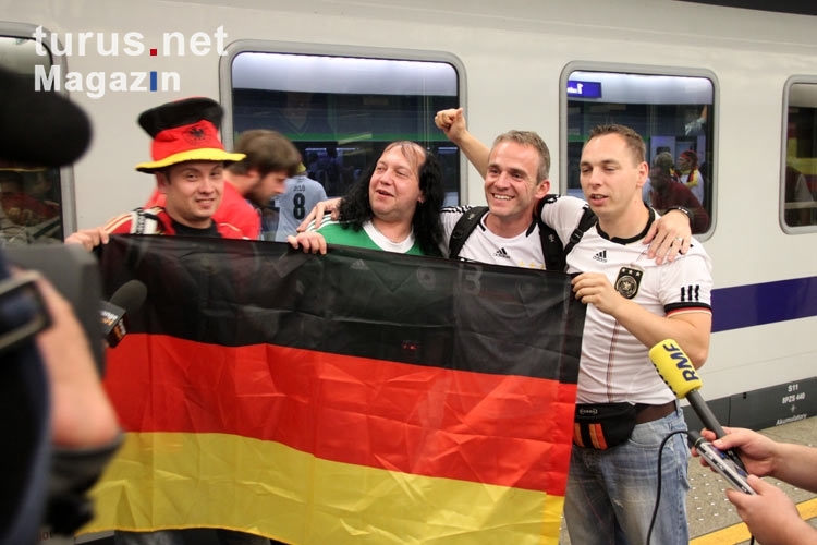 deutsche Fußballfans werden von polnischen Journalisten befragt