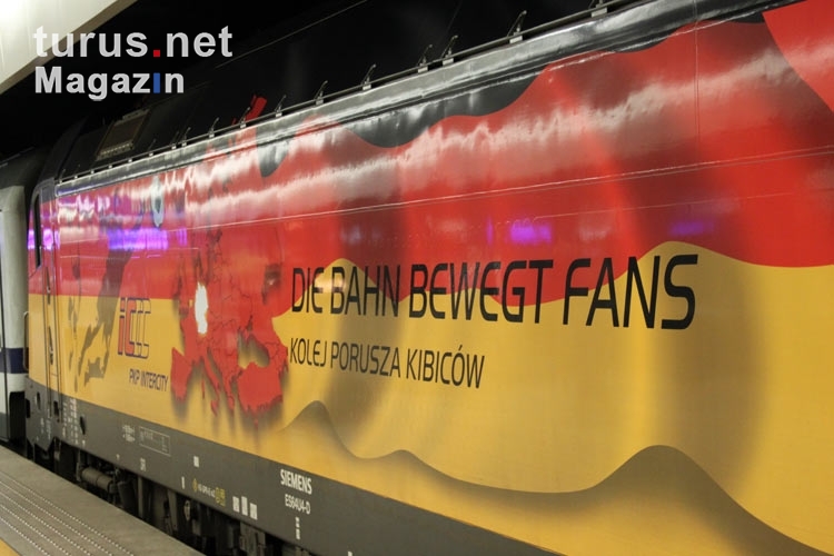 Lokomotive in den deutschen Nationalfarben zur Euro 2012