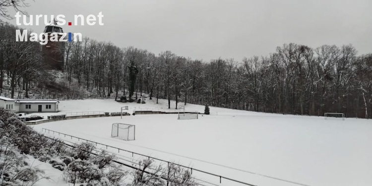 winterlicher Fußballplatz