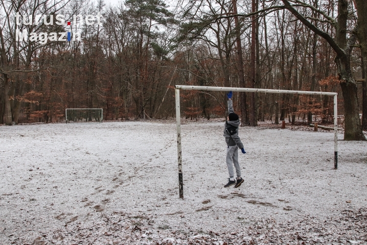 kleiner Fußballplatz im Schnee