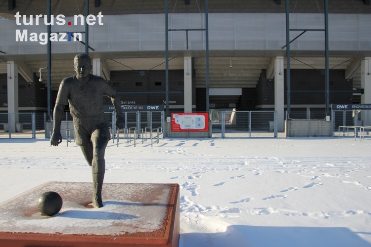 Helmut Rahn Statue Stadion Essen Schnee