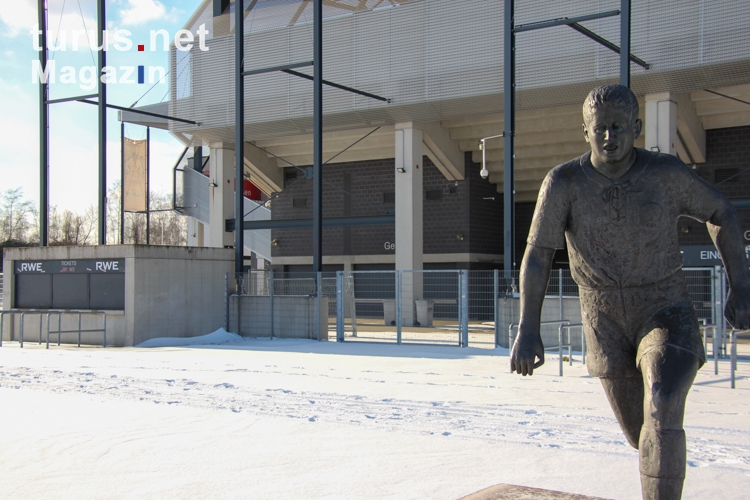 Helmut Rahn Statue Stadion Essen Schnee