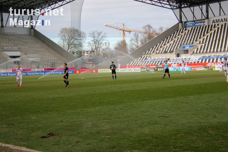 Rasensprenger gehen während Spiel an: Stadion Essen 20-03-2021
