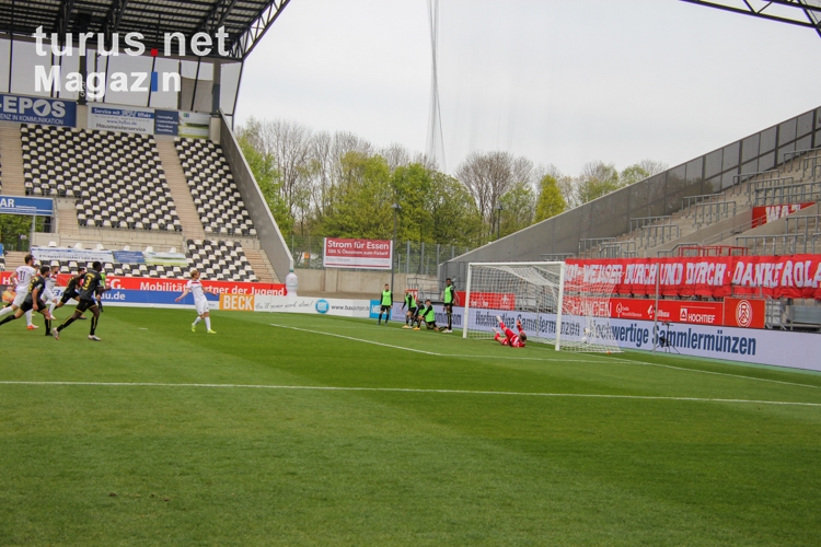 Dennis Grote Elfmeter Rot-Weiss Essen - Homberg 24-04-2021 Spielszenen