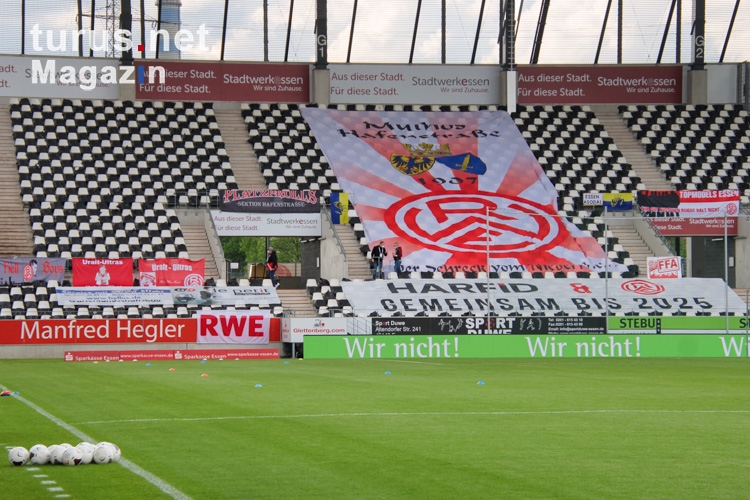 Fahnen Rot-Weiss Essen vs. Sportfreunde Lotte 27-05-2021 Spielszenen