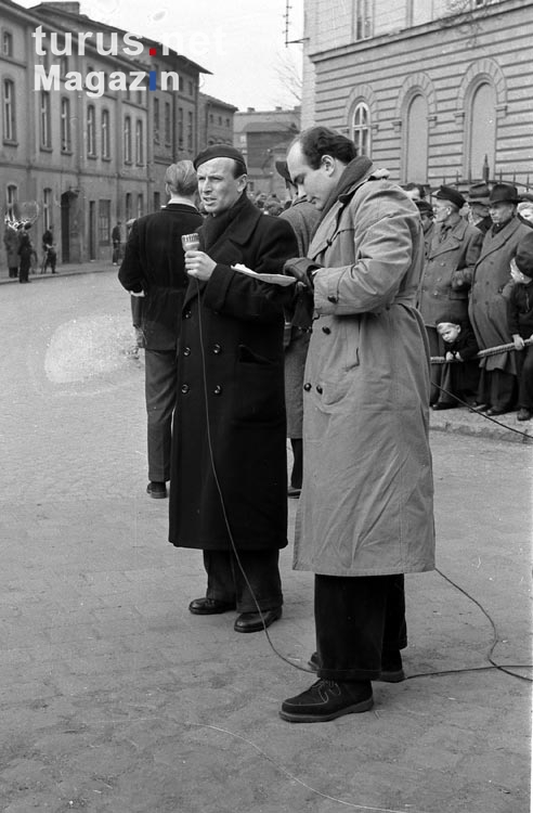 Moderatoren im Zielbereich des Klassikers Berlin Angermünde 1952