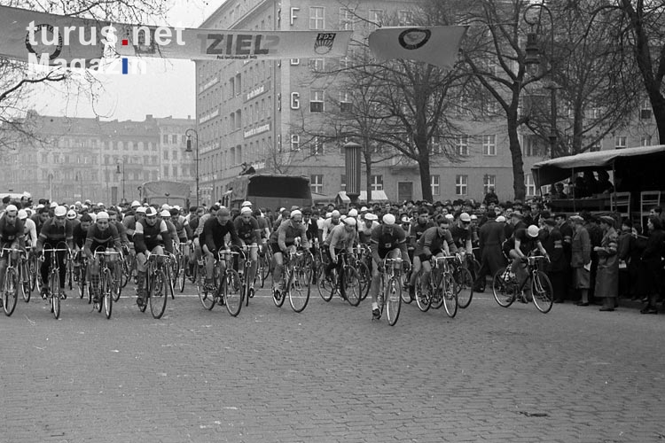Start des Radrennens Berlin Angermünde Berlin, DDR 1952