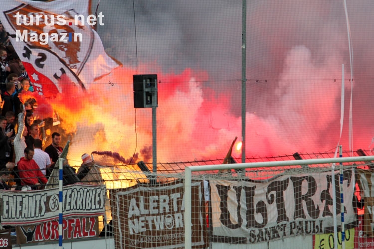 Pyrotechnik im Block des FC St. Pauli in Babelsberg