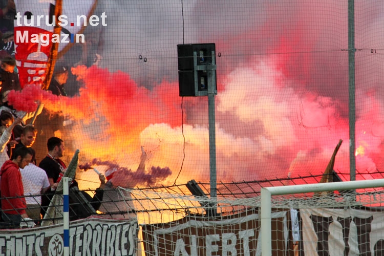 Pyrotechnik im Block des FC St. Pauli in Babelsberg