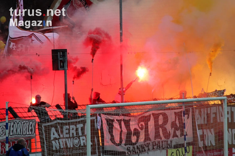 Ultras des FC St. Pauli brennen in Babelsberg Pyrotechnik ab