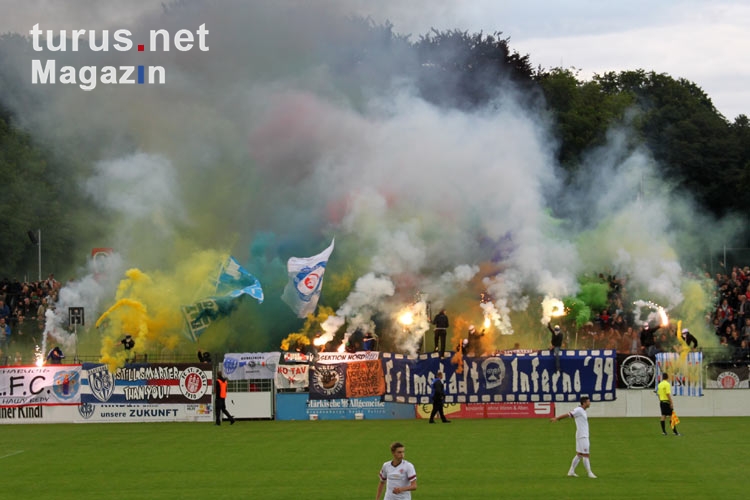 Pyrotechnik im Babelsberger Fanblock beim Spiel gegen FC St. Pauli