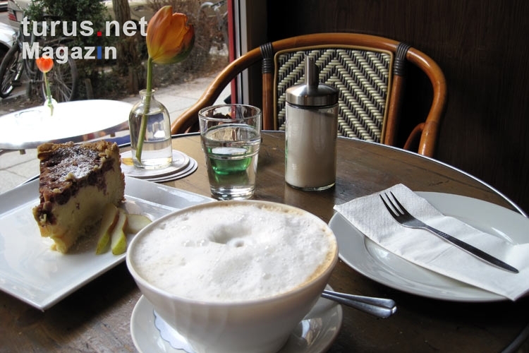 Milchkaffee und Kuchen in einem Berliner Café