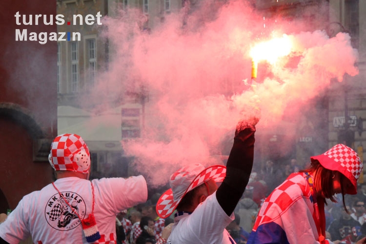 Kroatische Fußballfans zünden Pyrotechnik, Euro 2012