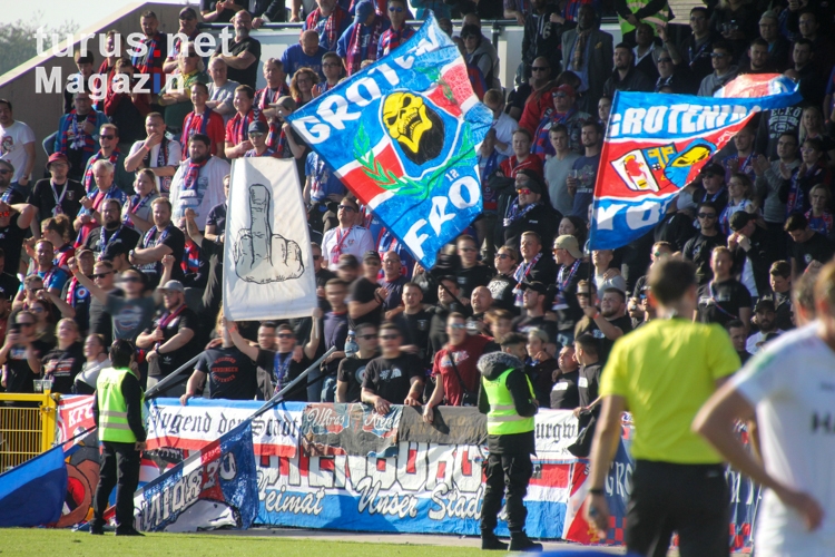 KFC Uerdingen Fans im Spiel gegen RWE Spielfotos 09-10-2021