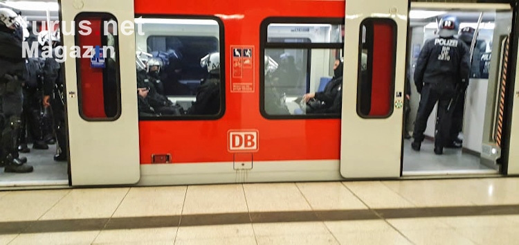 Hansa-Fans werden zur U-Bahn gebracht