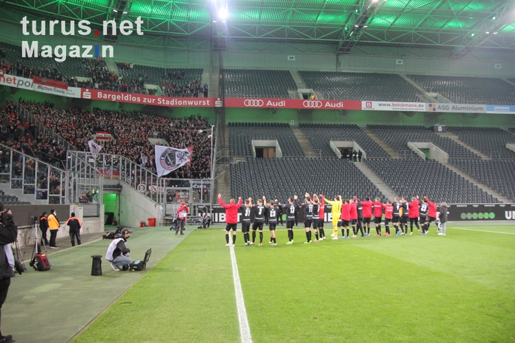 Essen Mannschaft und Fans feiern Sieg im Borussia Park 05-11-2021