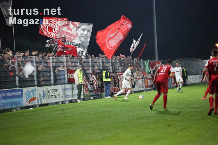 Rot-Weiss Essen Fans beim FC Wegberg Beeck vs. Rot-Weiss Essen Spielfotos 19-11-2021