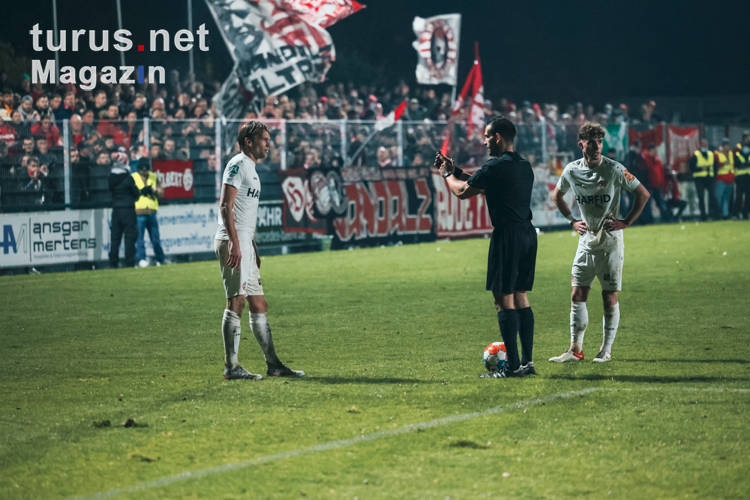 Dennis Grote, Niklas Tarnat FC Wegberg Beeck vs. Rot-Weiss Essen Spielfotos 19-11-2021