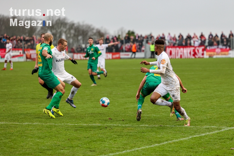 Isaiah Young, Felix Bastians SV Straelen - Rot-Weiss Essen Spielfotos 18-12-2021
